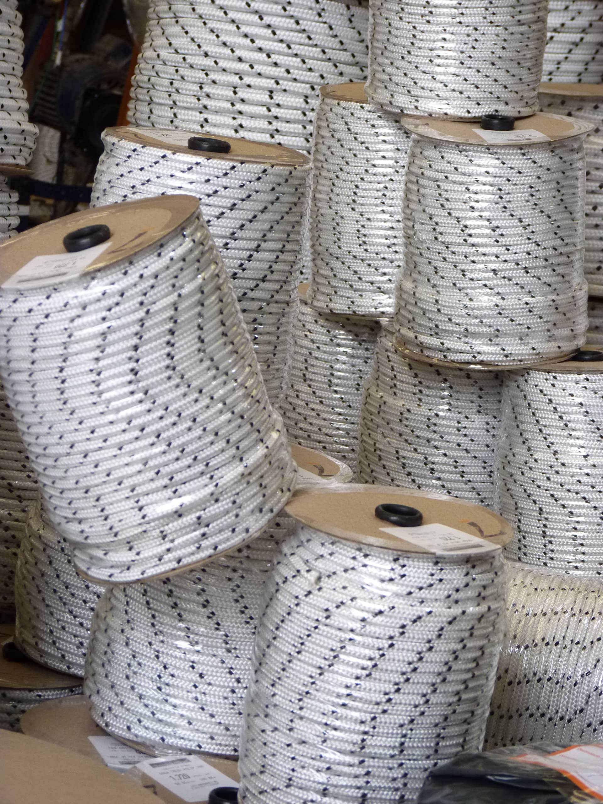 Rollos de soga blanca trenzada apilados en fábrica